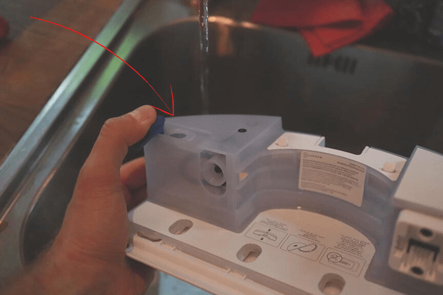 Wasser wird in den mobilen Wassertank des Ecovacs Deebot T10 eingelassen